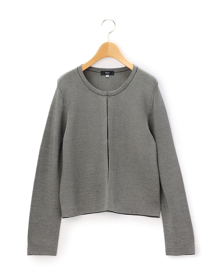 グレーのニット