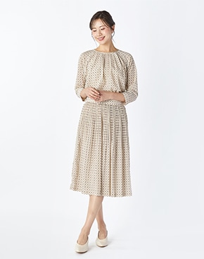 ベージュのワンピースはこちら