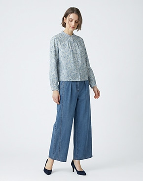 ライトブルーのフラワー柄のノーカラーブラウスはこちら