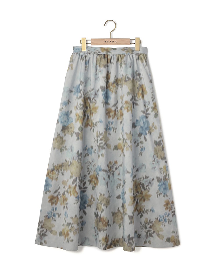 ライトブルーのフラワー柄のスカート