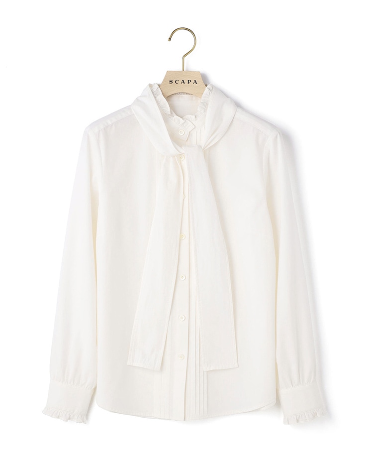 ホワイトのボータイブラウス