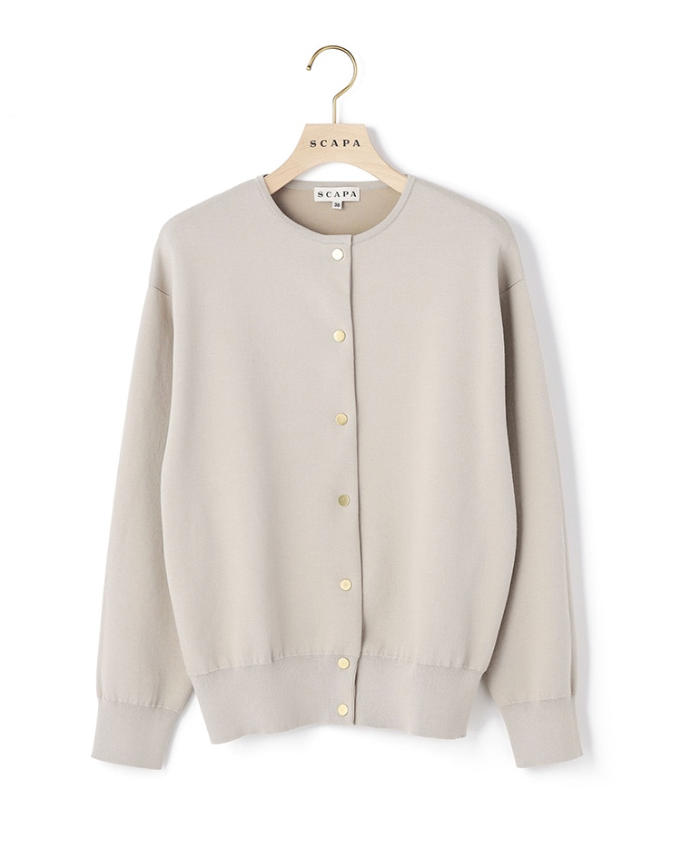 ベージュのカーディガン