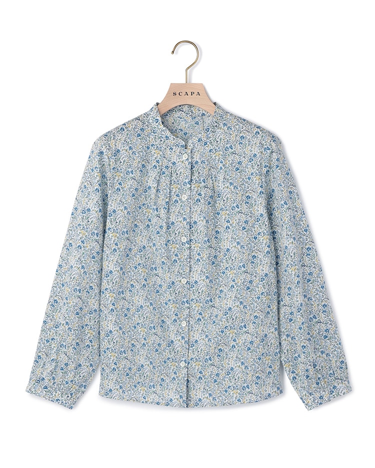 ライトブルーのフラワー柄のノーカラーブラウス