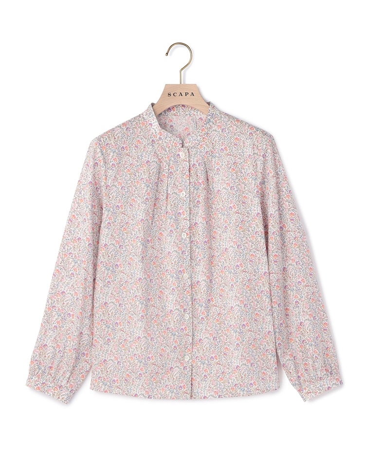 ピンクのフラワー柄のノーカラーブラウス