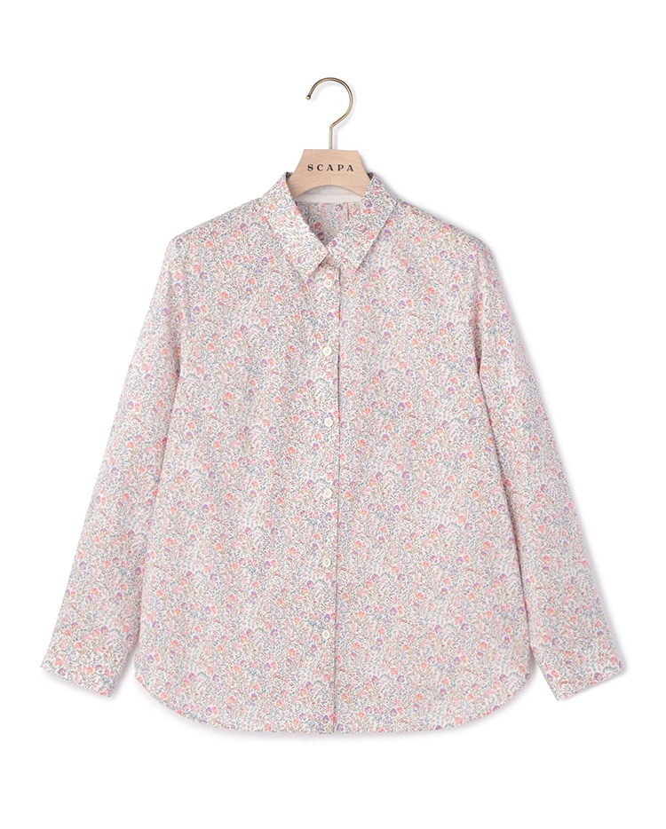 ピンクのフラワー柄のブラウス