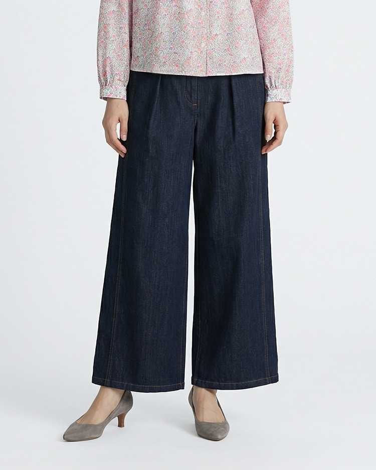 ネイビーのデニムパンツ