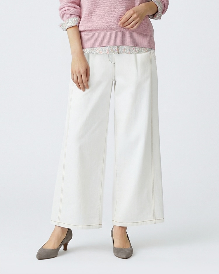 ホワイトのデニムパンツ