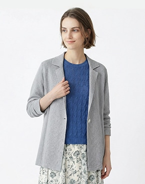 グレーのジャケットはこちら