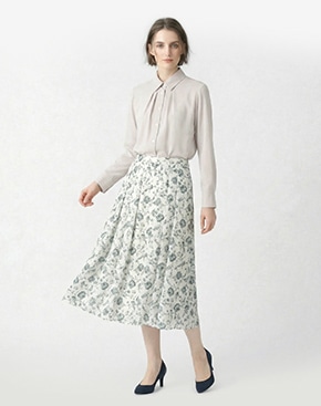 ライトブルーのフラワー柄のスカートはこちら