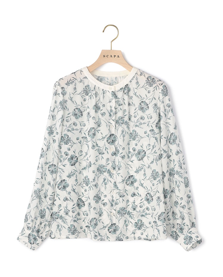 ライトブルーのフラワー柄のブラウス