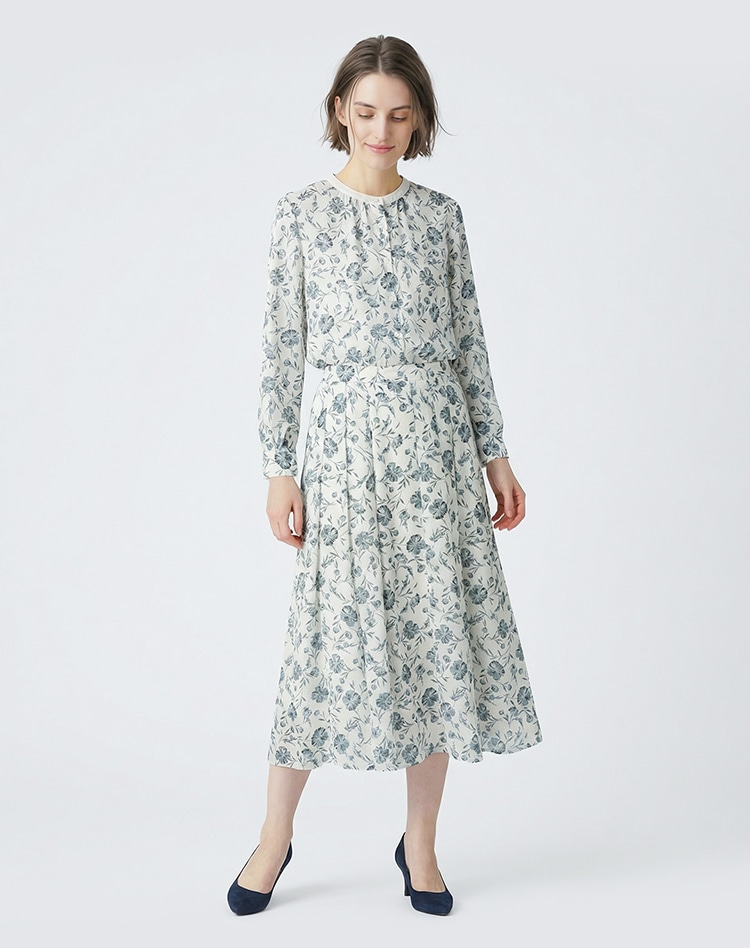 ライトブルーのフラワー柄のセットアップを身に着けた女性