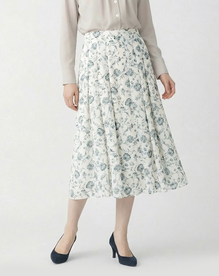 ライトブルーのフラワー柄のスカートを身に着けた女性