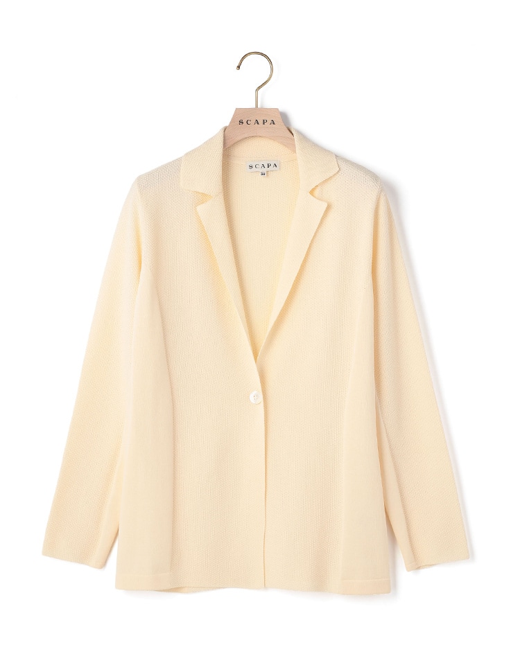 アイボリーのニットジャケット