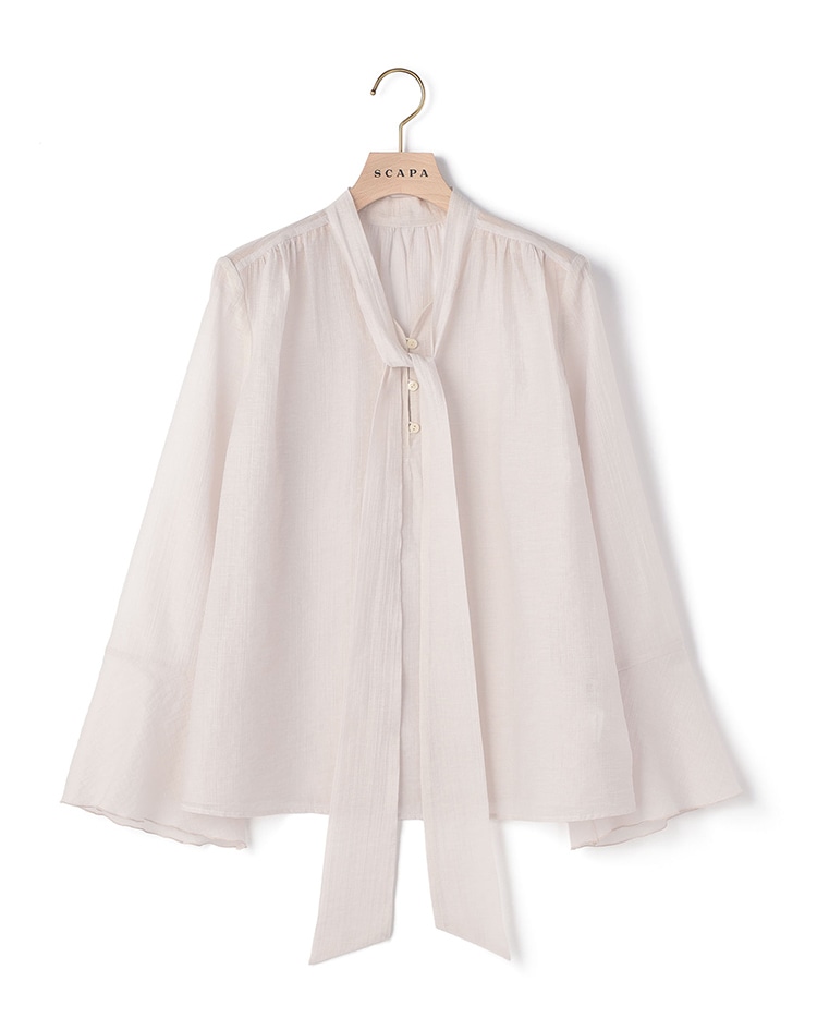 アイボリーのブラウス