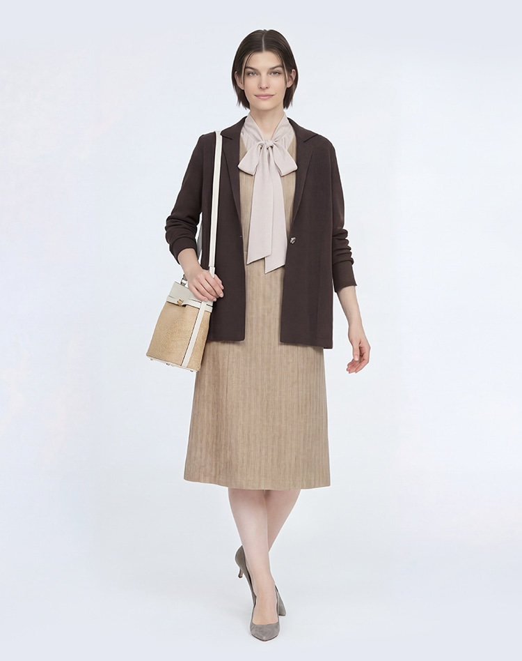 ブラウンのニットジャケットを身に着けた女性