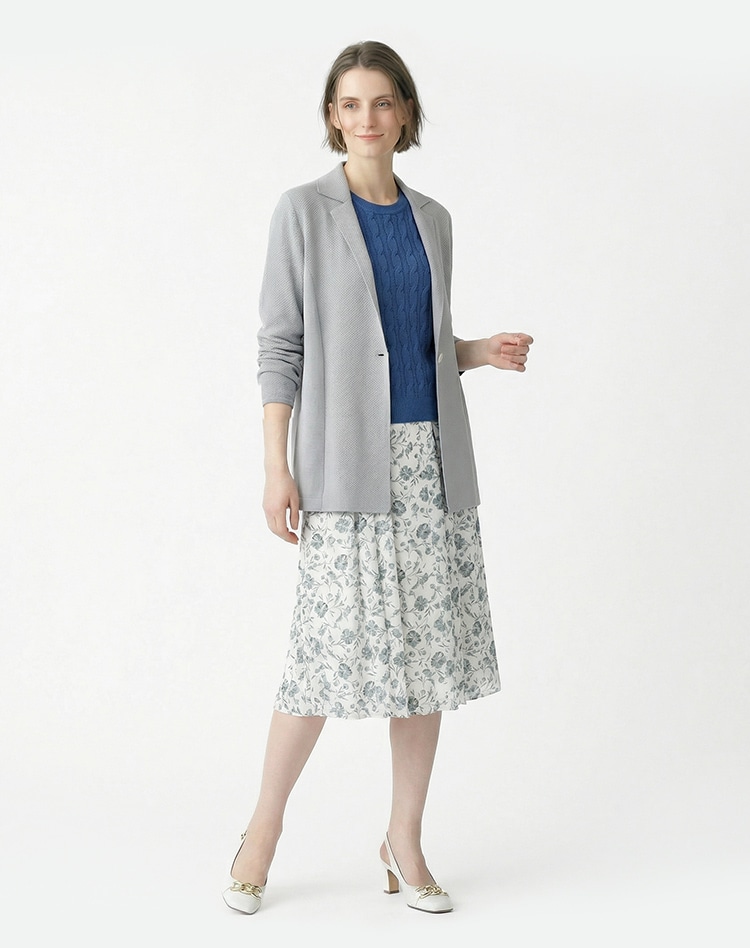 グレーのニットジャケットを身に着けた女性