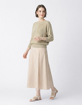 ベージュのニットはこちらはこちら