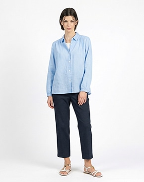 ライトブルーのブラウスはこちら