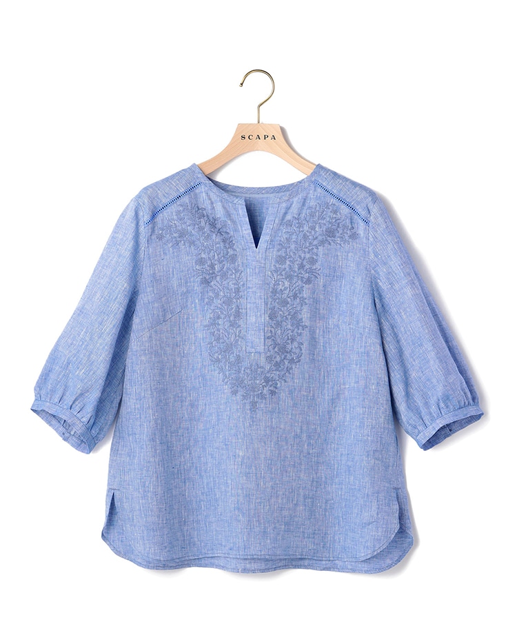 ライトブルーの五分袖ブラウス