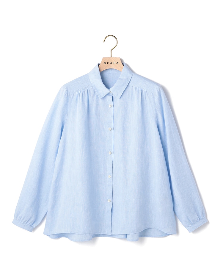 ライトブルーのブラウス