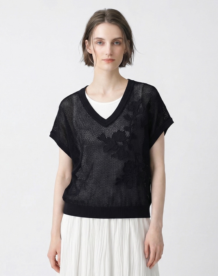 ブラックのニットを身に着けた女性