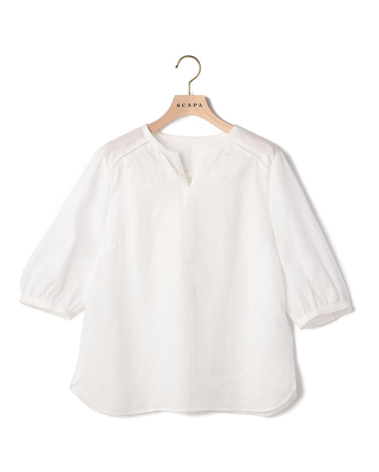 ホワイトのブラウス