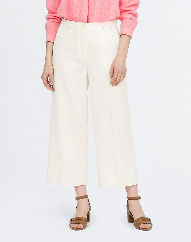 ホワイトのワイドパンツを身に着けた女性