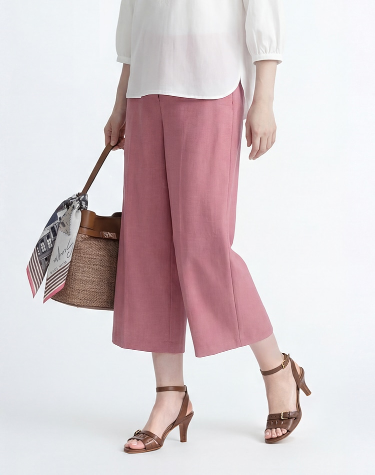 ピンクのワイドパンツを身に着けた女性