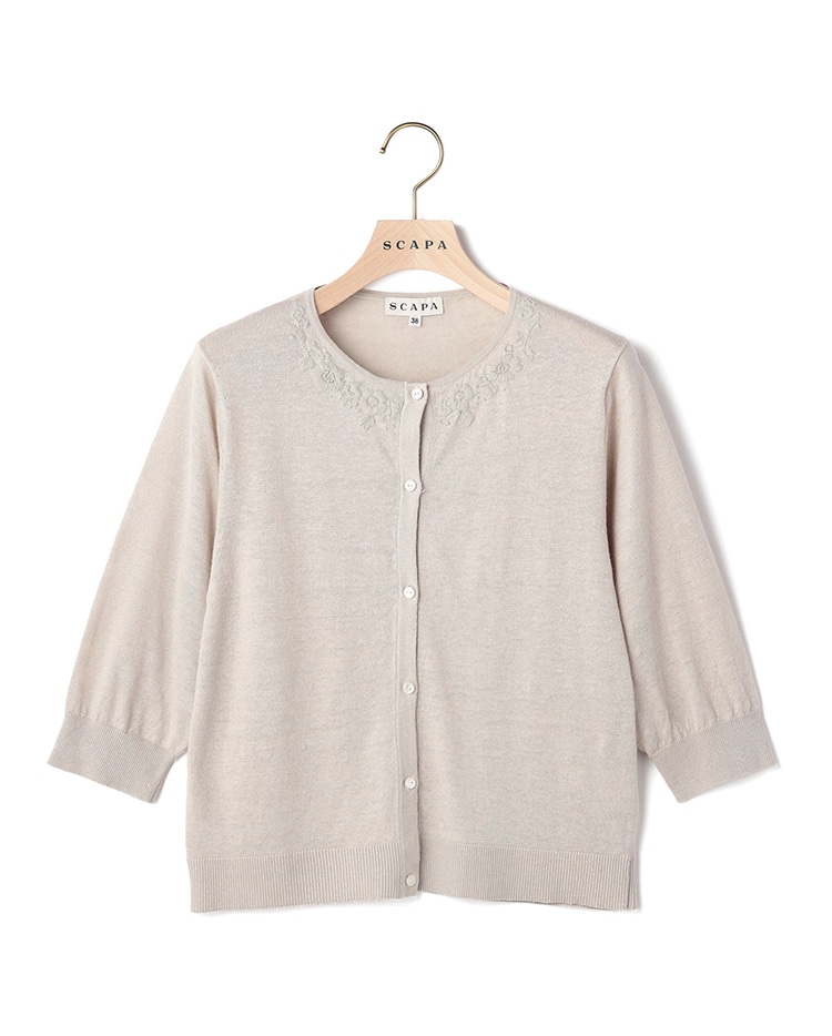 ベージュのニットカーディガン