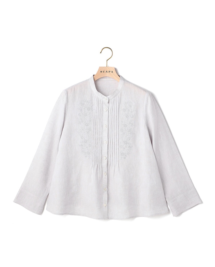 ホワイトのブラウス