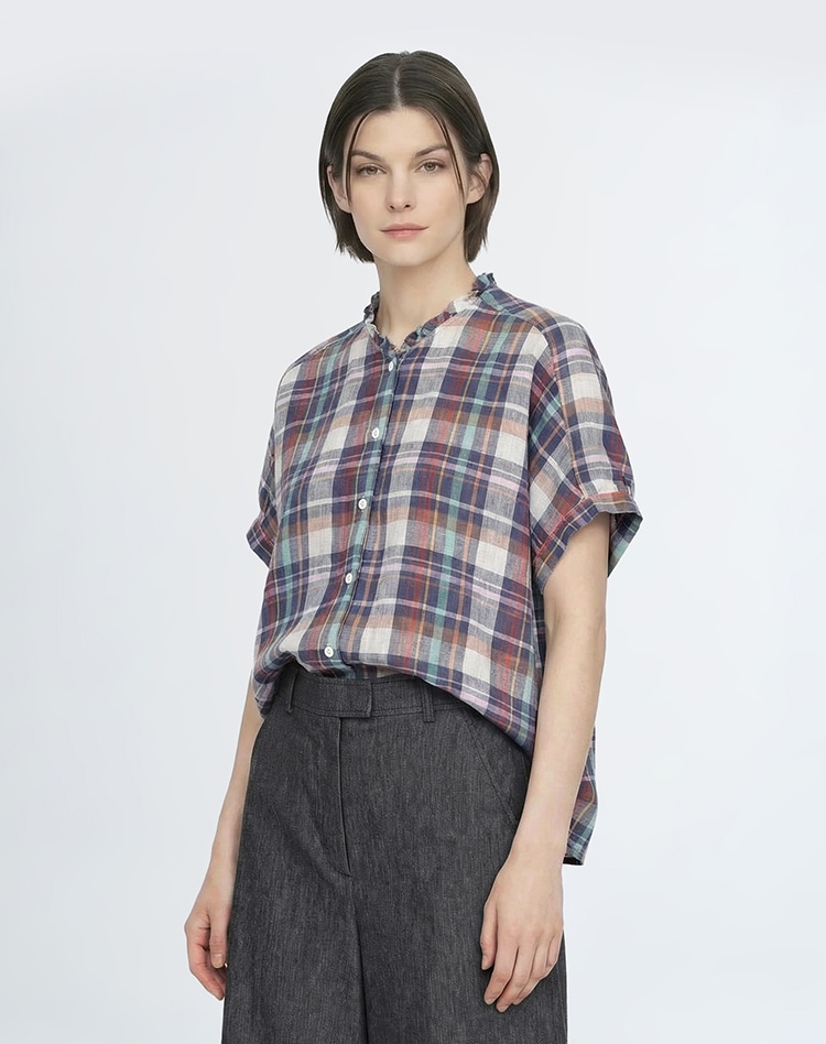 チェック柄のブラウスを身に着けた女性