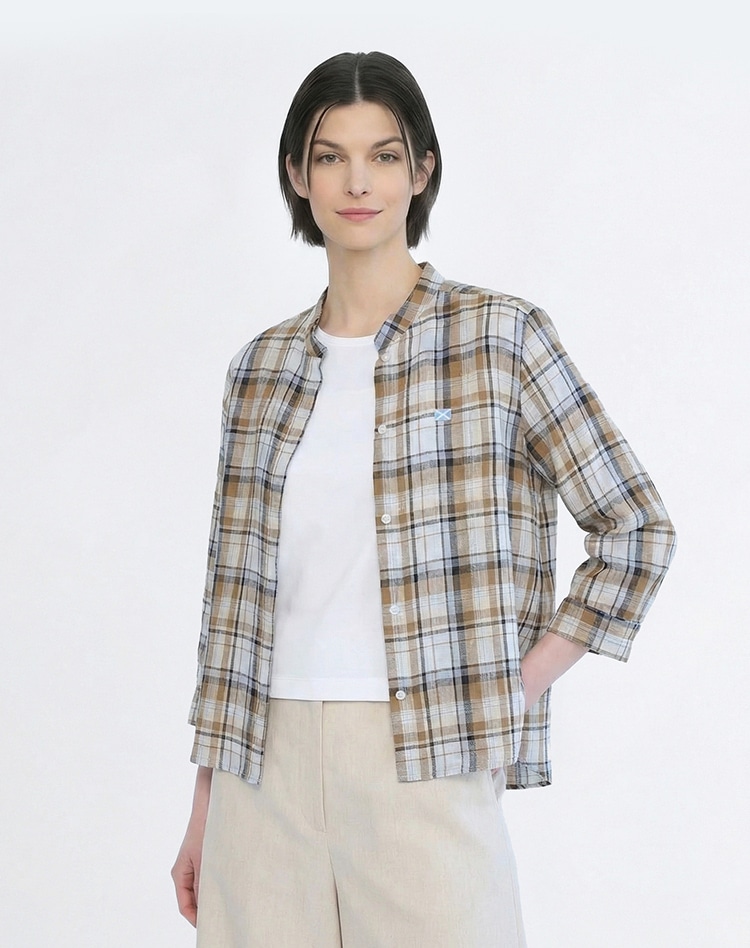 チェック柄のブラウスを身に着けた女性