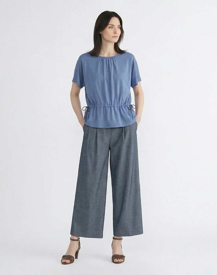 ブルーのカットソーとネイビーのパンツを身に着けた女性