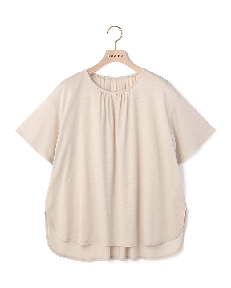 ベージュのブラウス