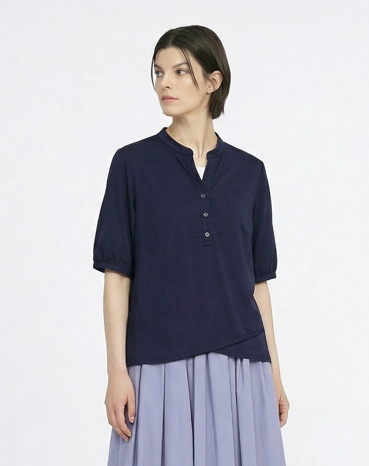 ネイビーのスキッパーブラウスを身に着けた女性