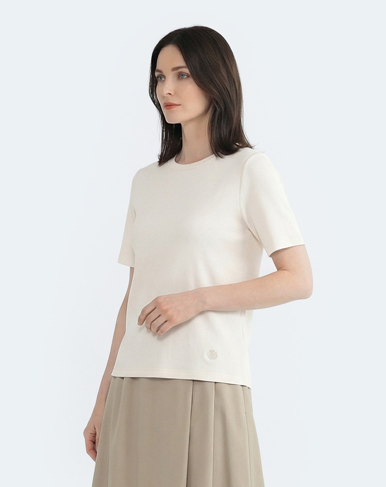 ホワイトのカットソーを身に着けた女性