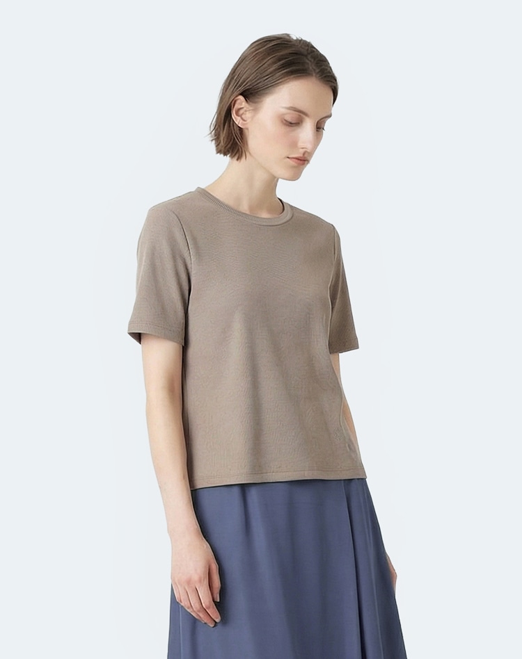 ブラウンのカットソーを身に着けた女性