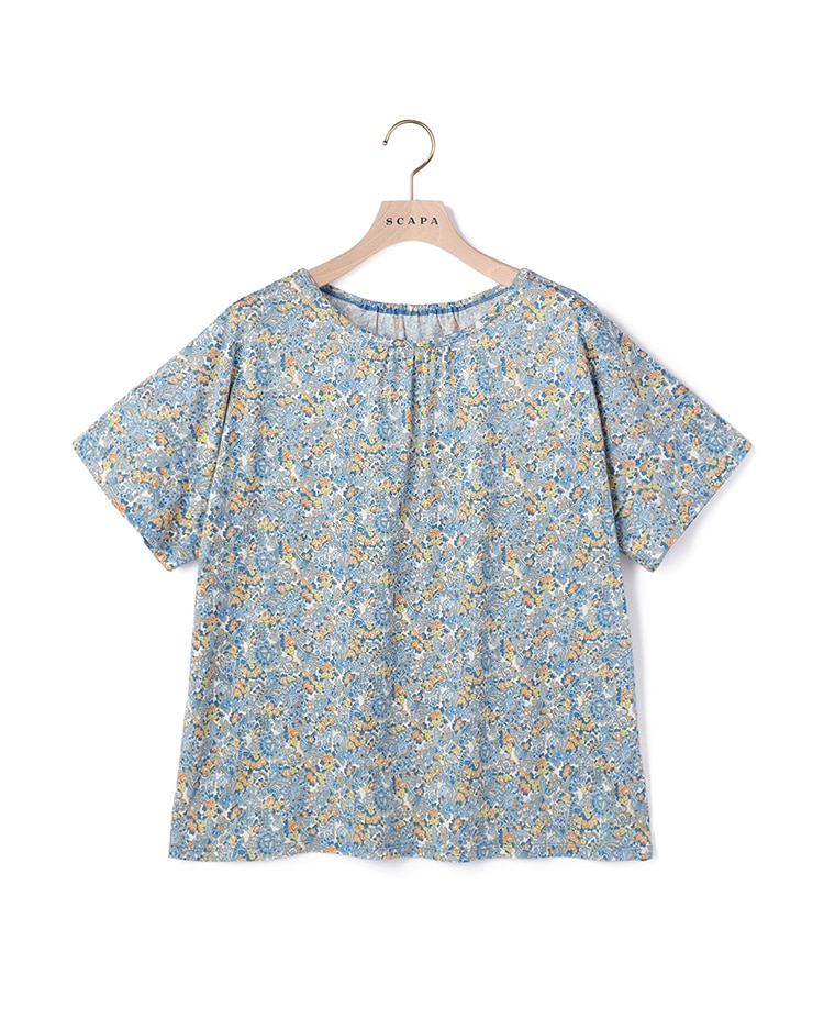 ライトブルーのカットソー