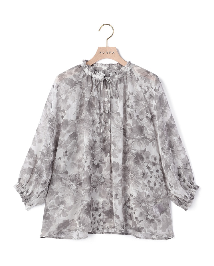 グレーのフラワー柄のブラウス