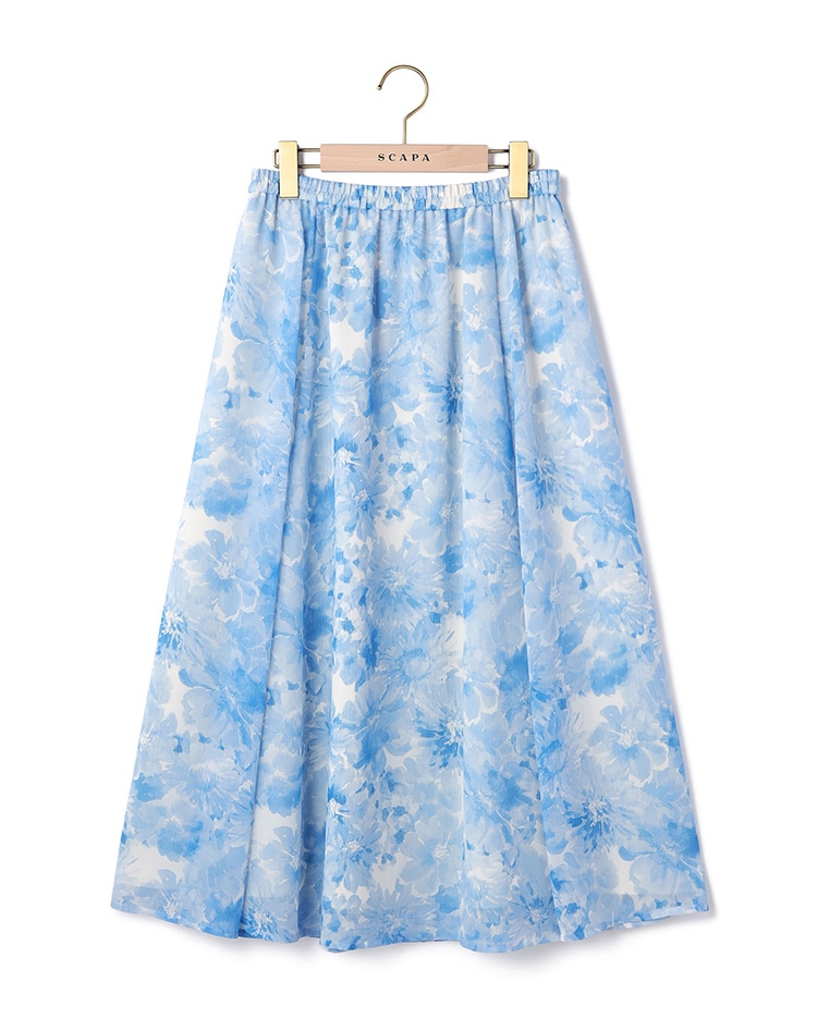 ブルーのフラワー柄のスカート
