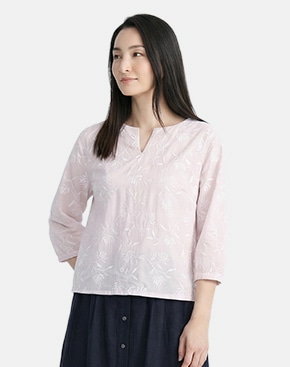 ピンクのフラワー柄のブラウスはこちら