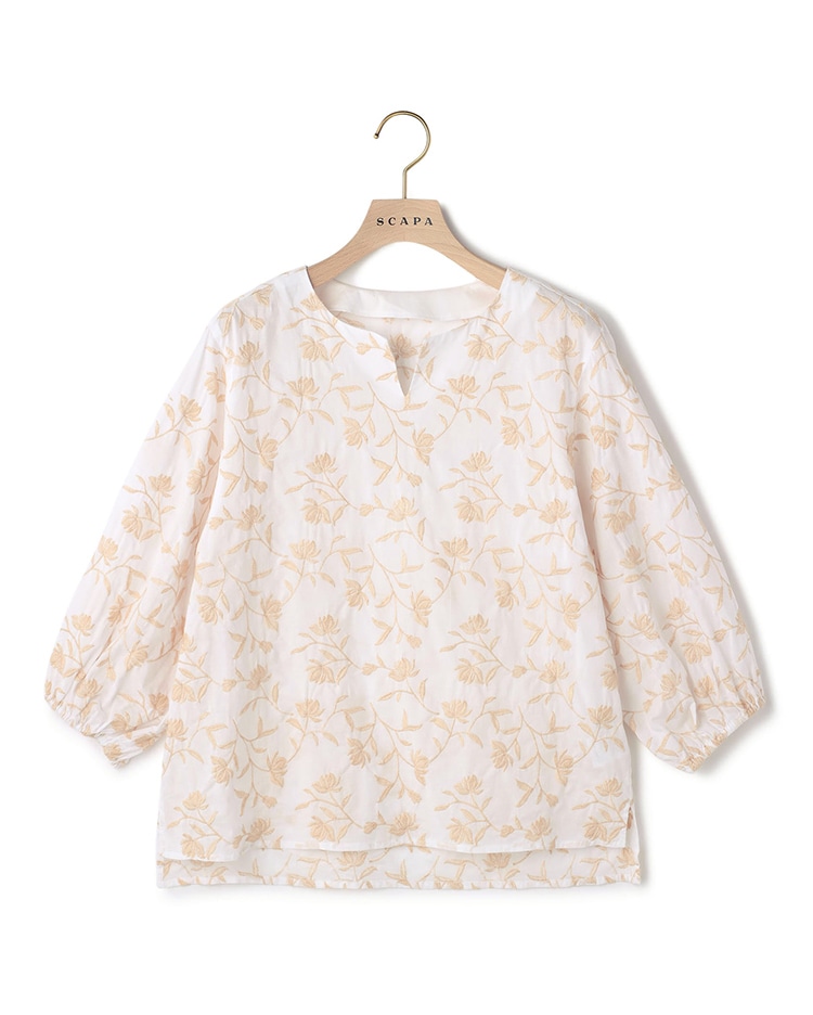 オレンジのフラワー柄のブラウス