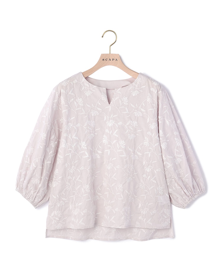 グレーのフラワー柄のブラウス