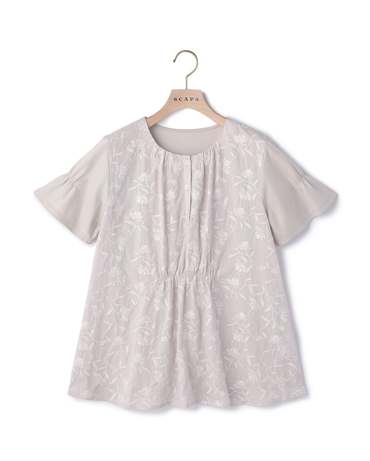 グレーのフラワー柄のカットソー