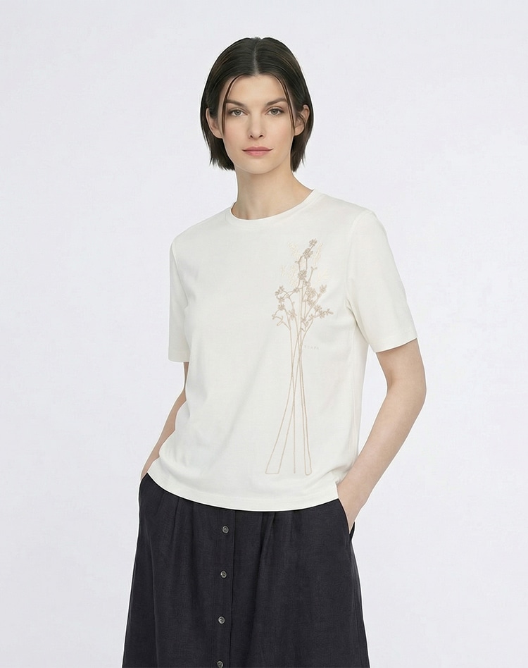 ホワイトのカットソーを身に着けた女性