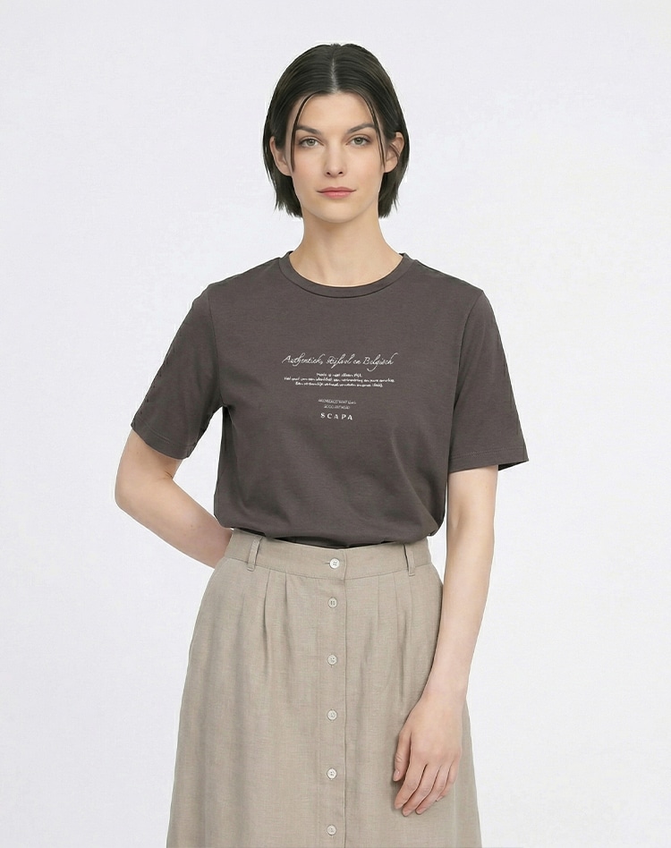 ブラウンのカットソーを身に着けた女性