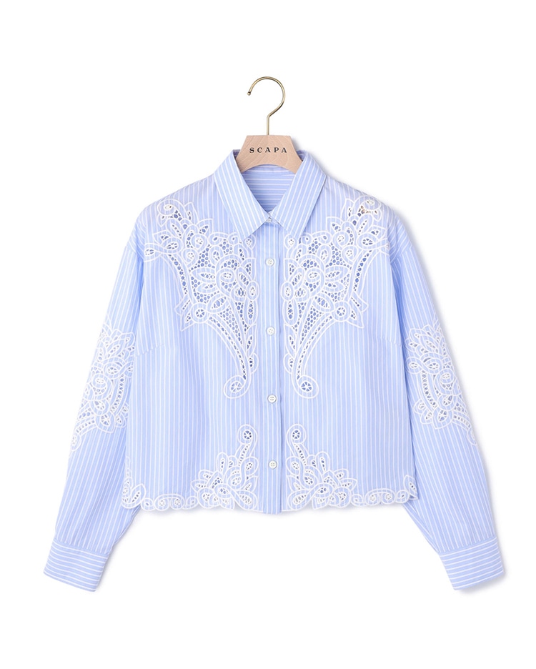 ブルーのレース柄のブラウス