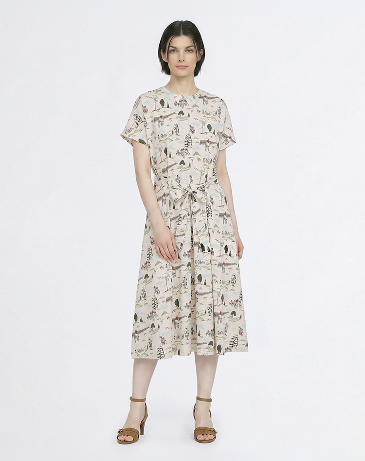 Libertyプリントワンピースを身に着けた女性