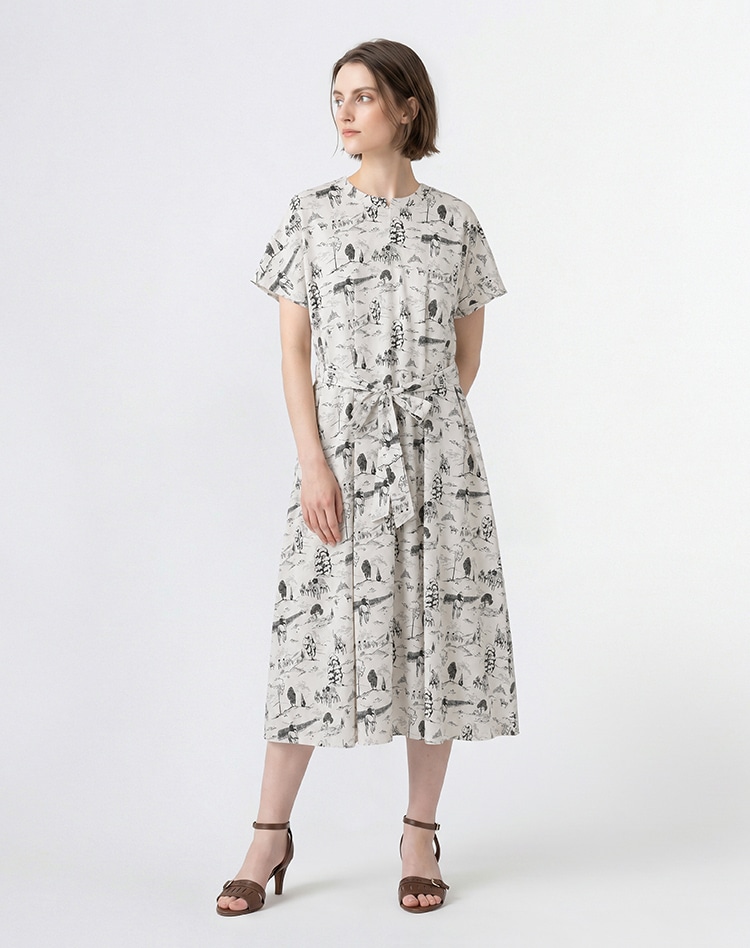Libertyプリントワンピースを身に着けた女性