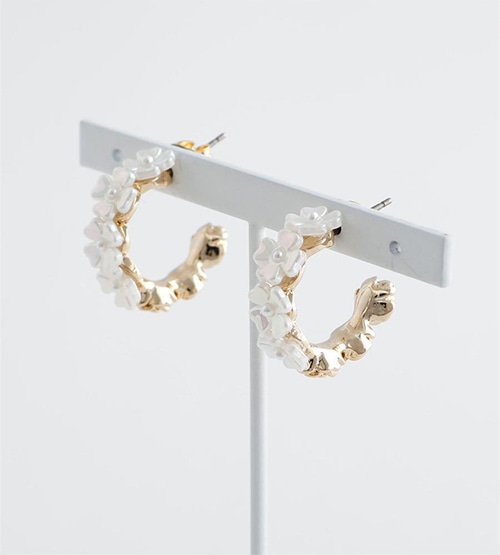 シェル風の花の飾りがついたピアス